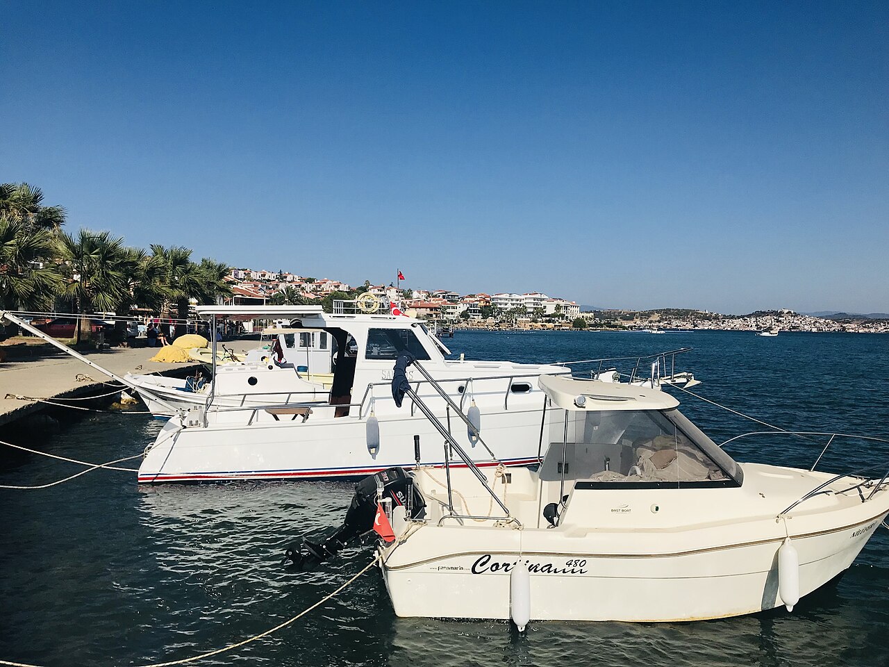 Cunda Adası sahili ve tekneleri